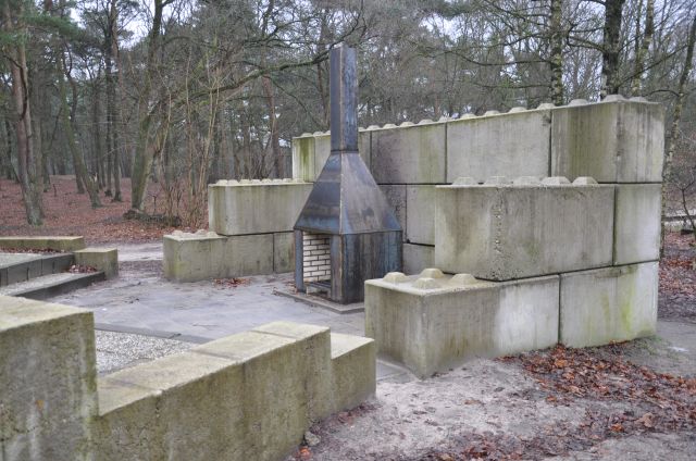 de open haard bij gebouw a is geheel vernieuwd met dank aan stichting Pluspunt